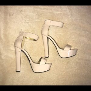 Nude patent leather pumps